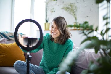 年轻有影响力的女性通过智能手机流媒体直播视频