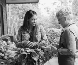 工人在市场外帮助妇女生产农产品